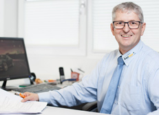 Ansprechpartner Joachim Berner an seinem Schreibtisch